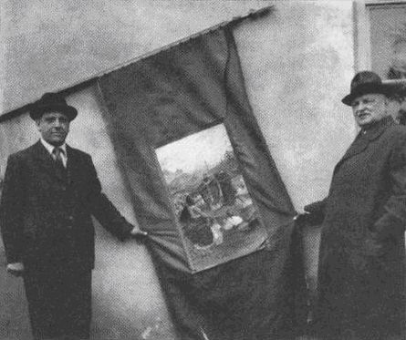 Školní prapor s malbou Joži Úprky (vlevo František Ilgner, vpravo karel Herink), 1943 (O. Straka).